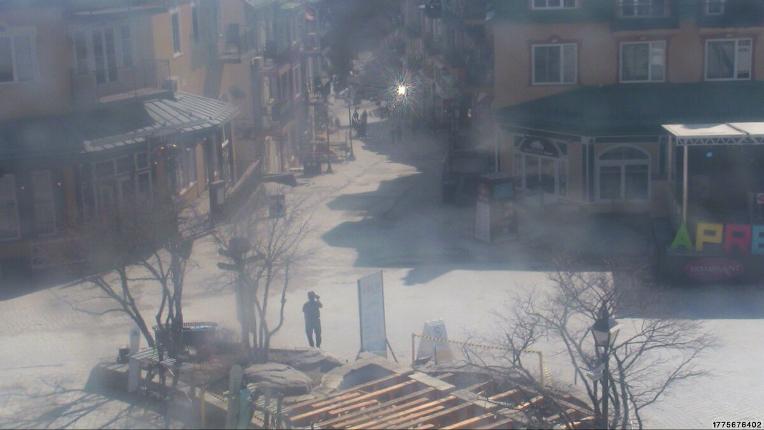 Webcam Tremblant: Place Sr-Bernard