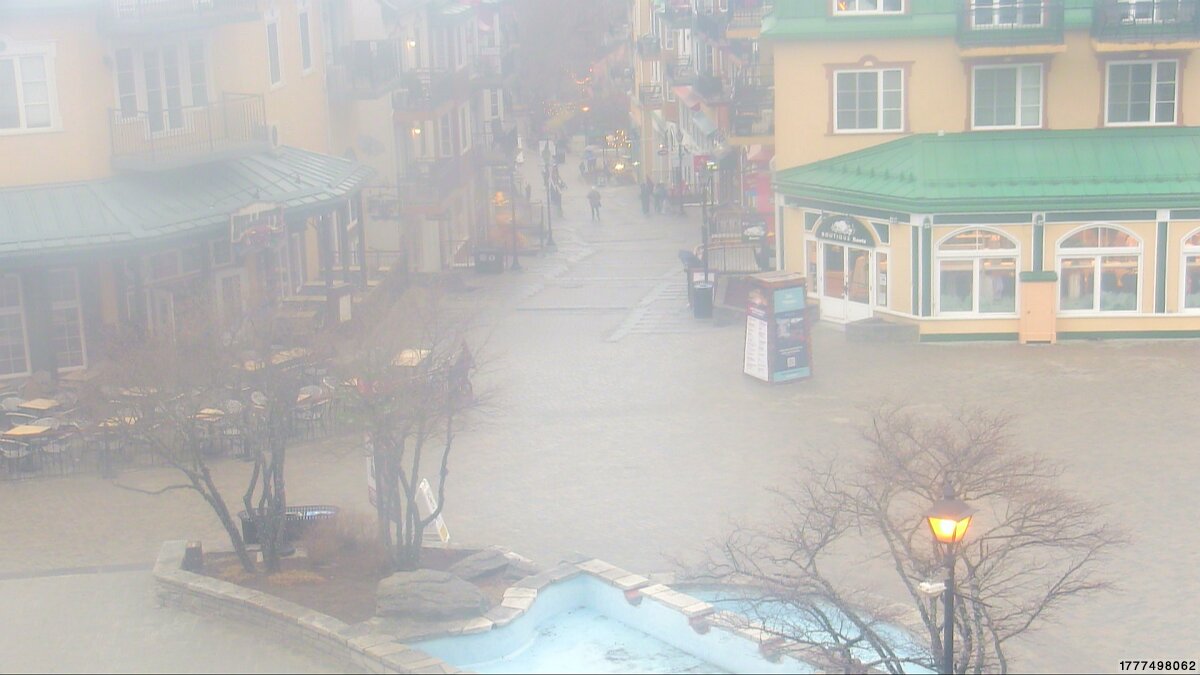 Webcam Tremblant: Place Sr-Bernard