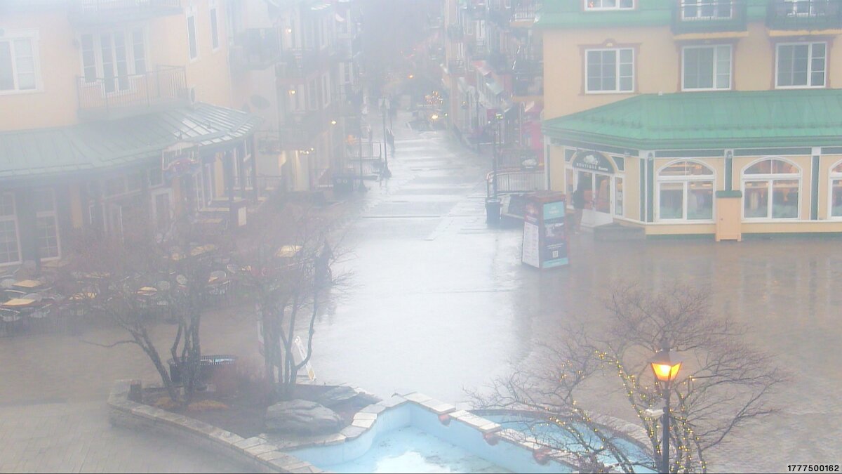 Webcam Tremblant: Place Sr-Bernard