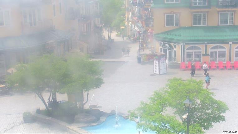 Webcam Tremblant: Place Sr-Bernard