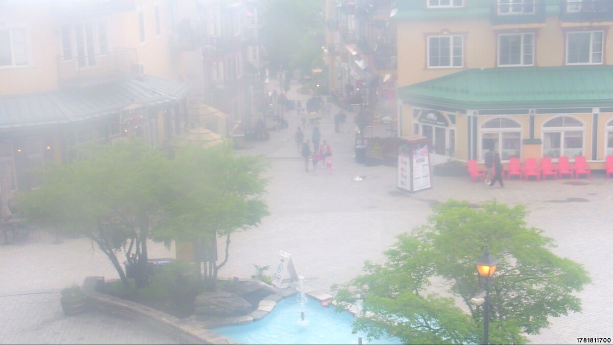 Webcam Tremblant: Place Sr-Bernard