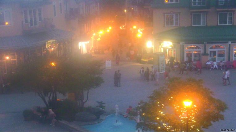 Webcam Tremblant: Place Sr-Bernard