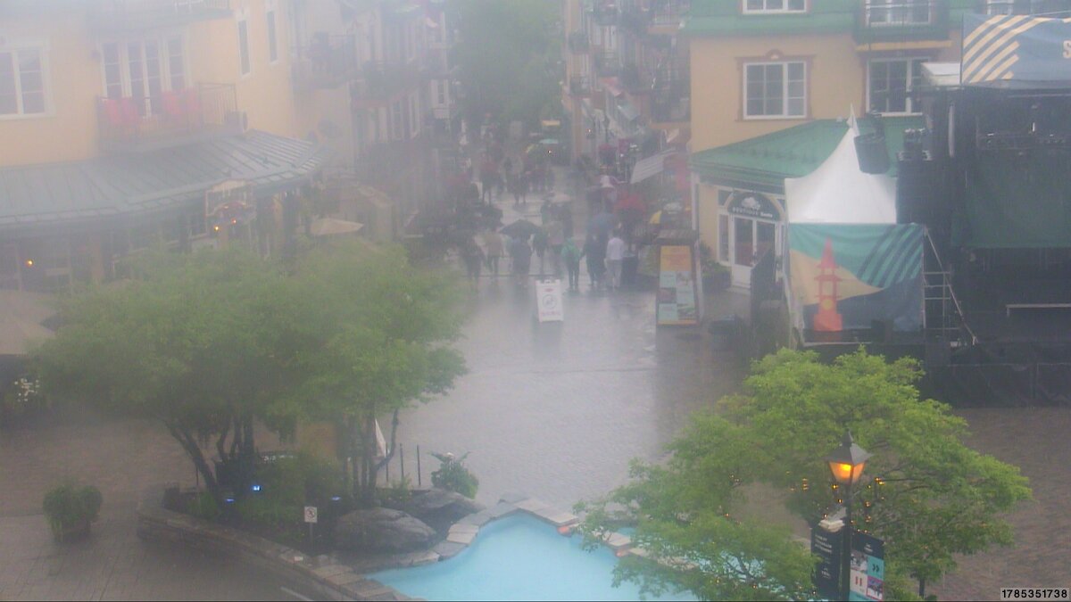 Webcam Tremblant: Place Sr-Bernard