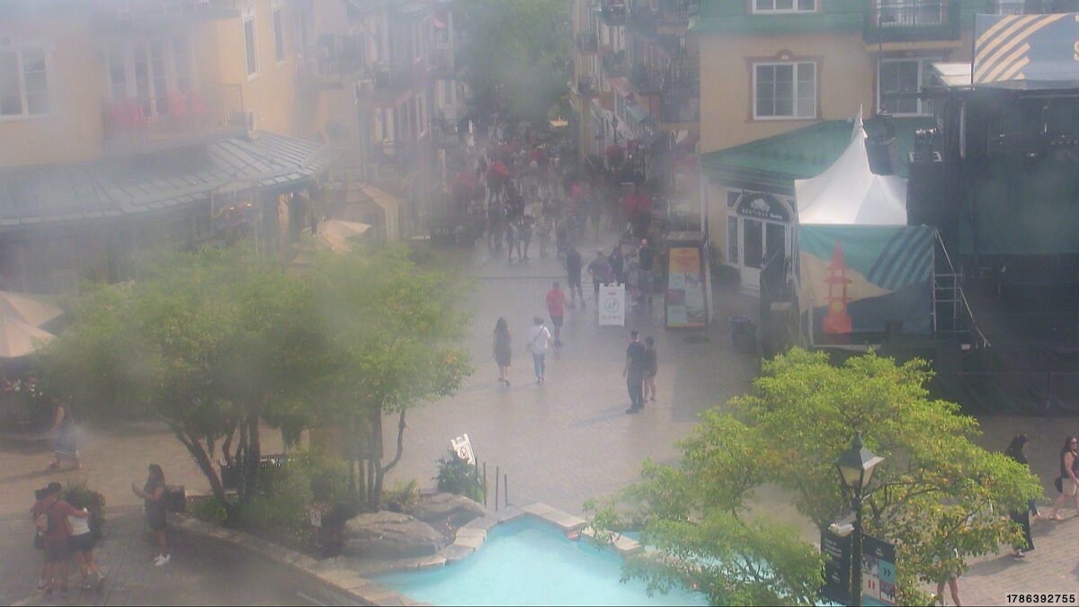 Webcam Tremblant: Place Sr-Bernard
