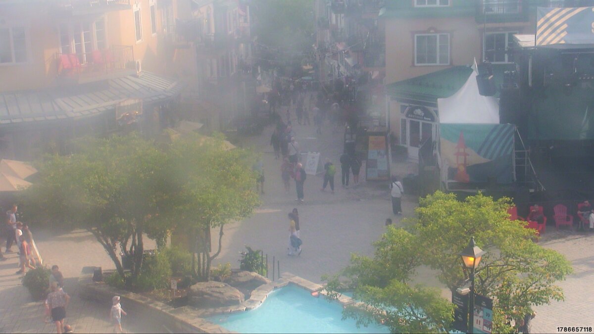 Webcam Tremblant: Place Sr-Bernard