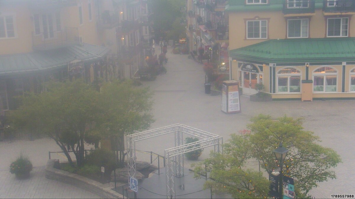 Webcam Tremblant: Place Sr-Bernard