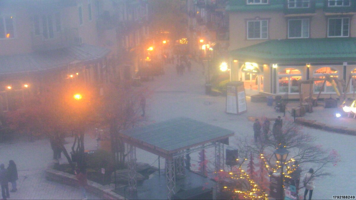 Webcam Tremblant: Place Sr-Bernard